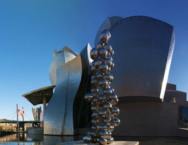 Spanje: Guggenheim Museum Bilbao, het museum voor moderne en hedendaagse kunst, ontworpen door architect Frank Gehry, geopend in 1997, met hoge boom & The Eye, de 2009 sculptuur van Anish Kapoor — Stockfoto