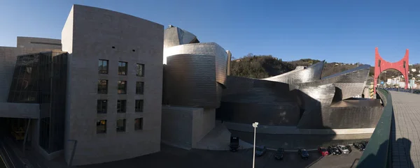 España: el Museo Guggenheim Bilbao, el museo de arte moderno y contemporáneo diseñado por el arquitecto Frank Gehry, inaugurado en 1997, visto desde el Puente La Salve construido en la década de 1970 — Foto de Stock