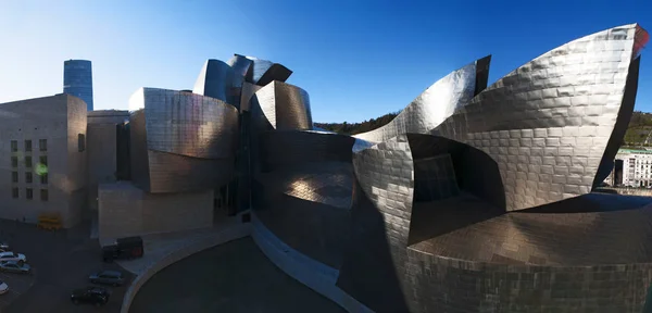 España: detalles del edificio del Museo Guggenheim Bilbao, el museo de arte moderno y contemporáneo diseñado por el arquitecto Frank Gehry, inaugurado en 1997, entre las obras más admiradas de la arquitectura contemporánea — Foto de Stock