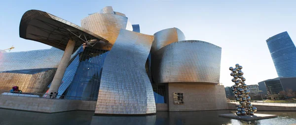 Spanje: Guggenheim Museum Bilbao, het museum voor moderne en hedendaagse kunst, ontworpen door architect Frank Gehry, geopend in 1997, met hoge boom & The Eye, de 2009 sculptuur van Anish Kapoor — Stockfoto