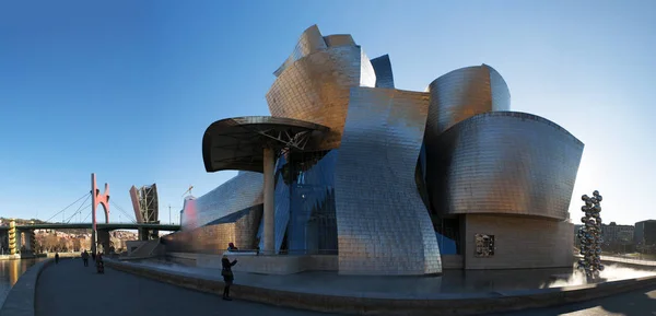 Іспанія: Музей Гуггенгайма в Більбао, Музей сучасного мистецтва, спроектував архітектор Френк Гері, відкрились в 1997 році, з високими дерево & око, 2009 скульптура Аніша Капур і La Salve міст, побудований в 1970-х — стокове фото
