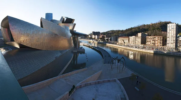 Ισπανία, χώρα των Βάσκων, Ευρώπη: στον ορίζοντα του Μπιλμπάο και ποταμού Νέρβιον με θέα της γλυπτικής αράχνη Maman καλλιτέχνη Λουίζ Μπουρζουά και το Μουσείο Guggenheim Μπιλμπάο σχεδιάστηκε από τον αρχιτέκτονα Frank Gehry — Φωτογραφία Αρχείου