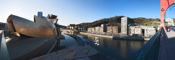 Ισπανία, χώρα των Βάσκων, η Ευρώπη: το Μουσείο Guggenheim Μπιλμπάο, το Μουσείο της μοντέρνας και σύγχρονης τέχνης, που σχεδιάστηκε από τον αρχιτέκτονα Frank Gehry, άνοιξε το 1997, δει από La Salve γέφυρα χτίστηκε στη δεκαετία του 1970 — Φωτογραφία Αρχείου