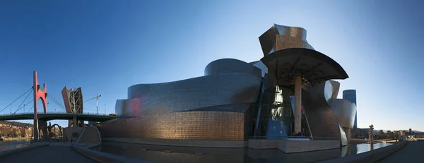 Іспанія: Музей Гугенхайма в Більбао, Музей сучасного мистецтва, спроектував архітектор Френк Гері, відкрились в 1997 році, з видом La Salve міст, побудований в 1970-х — стокове фото