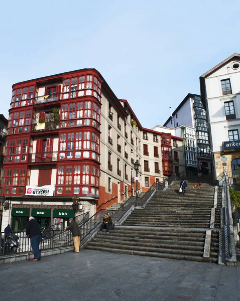 Bilbao: Blick auf die Calzadas de mallona, die Treppe aus dem Jahr 1745, die den casco viejo, die Altstadt, mit der Basilika von Begona verbindet und sich auf dem Plaza Unamuno, dem Platz von Unamuno, befindet — Stockfoto