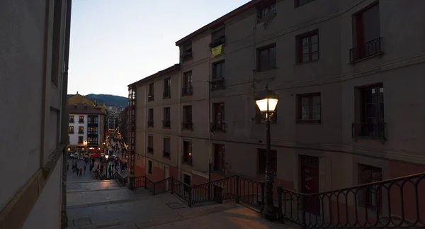 Bilbao: puesta de sol en Calzadas de Mallona, la escalera construida en 1745 que une el Casco Viejo, el Casco Antiguo, con la Basílica de Begona, y situada en la Plaza Unamuno, Plaza Unamuno — Foto de Stock