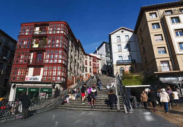 Bilbao: Blick auf die Calzadas de mallona, die Treppe aus dem Jahr 1745, die den casco viejo, die Altstadt, mit der Basilika von Begona verbindet und sich auf dem Plaza Unamuno, dem Platz von Unamuno, befindet — Stockfoto