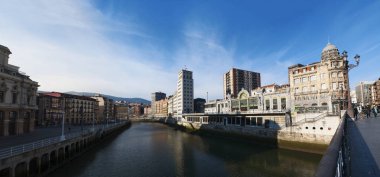 Bask Ülkesi: görünümü Nervion nehir ve Bilbao Santander istasyonu olarak bilinen ve Modernist Art Nouveau tarzında inşa Bilbao Concordia istasyonu ile şehrin manzarası
