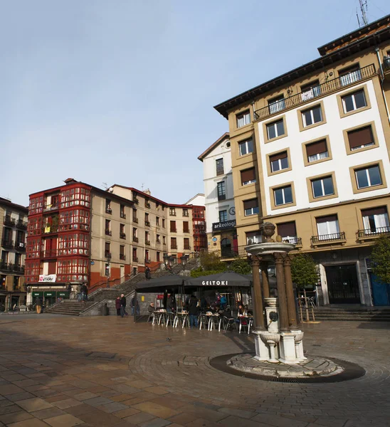 Baskenland: uitzicht op de paleizen en gebouwen in Plaza Unamuno, Unamuno Square, in het centrum van Casco Viejo, de oude stad van Bilbao — Stockfoto