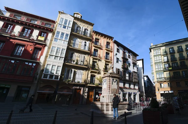 Basque Country: view of colorful palaces and buildings in Plaza de Santiago, Santiago Square, the center of Casco Viejo, the oldest district and the original nucleus of the city of Bilbao — Stock Photo, Image