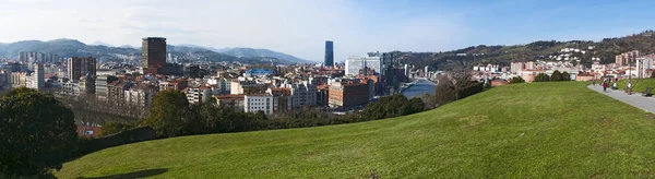 Baszkföld: a skyline a Bilbao és a Nervion folyóra néző a Zubizuri, a fehér hidat vagy a Campo Volantin híd, melyet Santiago Calatrava, látható a Etxebarria Park — Stock Fotó