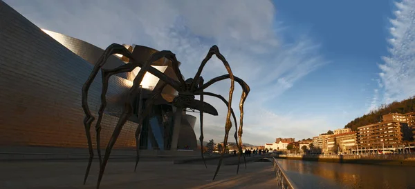Іспанії: на березі річки Nervion і skyline Більбао з видом громадського скульптури Maman, гігантського павука, зроблена з бронзи, нержавіючої сталі і мармур французький Луїзи буржуа — стокове фото