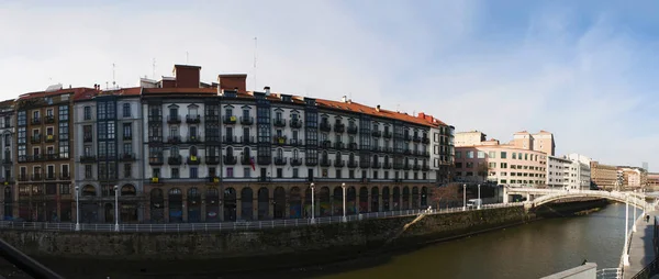 Hiszpania: panoramę miasta Bilbao, największa gmina Wspólnotę autonomiczną kraju Basków, z widokiem na rzekę Nervión i pałace i budynki miasta — Zdjęcie stockowe