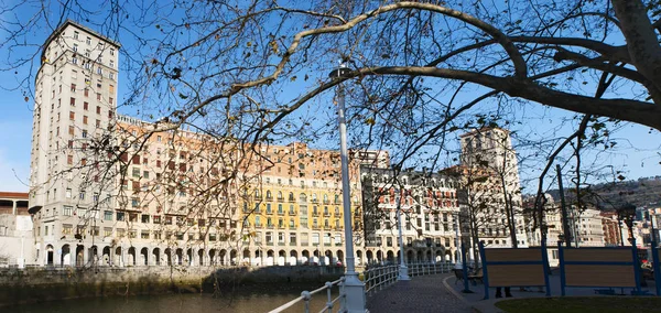 Испания: вид на Бильбао, крупнейший муниципалитет Страны Басков, с видом на реку Ивион и дворцы и здания города — стоковое фото