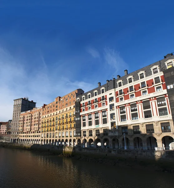 Spanien: die Skyline von Bilbao, der größten Gemeinde der autonomen Gemeinschaft des Baskenlandes, mit Blick auf den Fluss Nervion und die Paläste und Gebäude der Stadt — Stockfoto