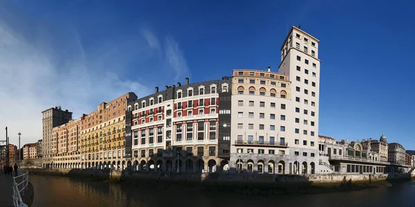 Spanien: die Skyline von Bilbao, der größten Gemeinde der autonomen Gemeinschaft des Baskenlandes, mit Blick auf den Fluss Nervion und die Paläste und Gebäude der Stadt — Stockfoto