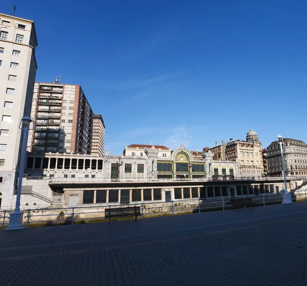 Baskenland: Blick auf den Bahnhof Bilbao concordia, der im modernistischen Jugendstil erbaut wurde und als Santander-Bahnhof von Bilbao bekannt ist, verbindet die beiden Städte durch eine Schmalspurbahn — Stockfoto