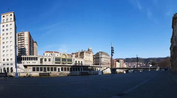 Baskenland: Blick auf den Bahnhof Bilbao concordia, der im modernistischen Jugendstil erbaut wurde und als Santander-Bahnhof von Bilbao bekannt ist, verbindet die beiden Städte durch eine Schmalspurbahn — Stockfoto