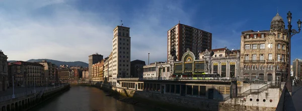Baszkföld: a Bilbao-Concordia pályaudvar, ismert station Bilbao Santander és a modernista Art Nouveau stílusban épült és a Nervion folyóra néző a city skyline — Stock Fotó