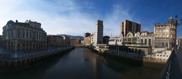 Baszkföld: a Bilbao-Concordia pályaudvar, ismert station Bilbao Santander és a modernista Art Nouveau stílusban épült és a Nervion folyóra néző a city skyline — Stock Fotó