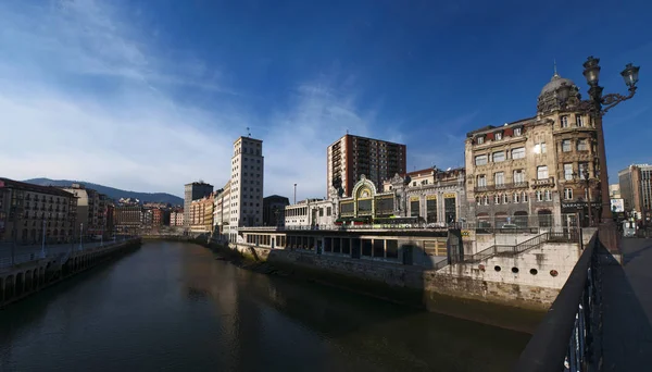 Bask Ülkesi: görünümü Nervion nehir ve Bilbao Santander istasyonu olarak bilinen ve Modernist Art Nouveau tarzında inşa Bilbao Concordia istasyonu ile şehrin manzarası