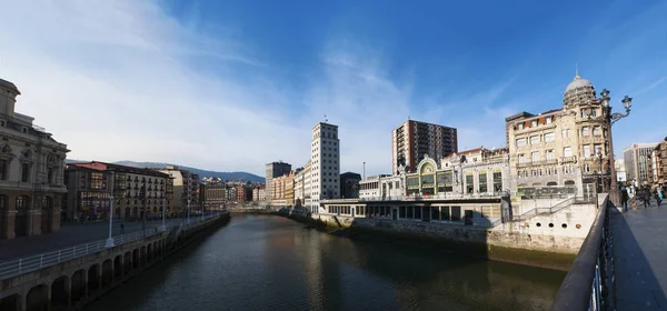 Baszkföld: a Bilbao-Concordia pályaudvar, ismert station Bilbao Santander és a modernista Art Nouveau stílusban épült és a Nervion folyóra néző a city skyline — Stock Fotó