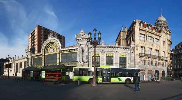 País Basco: vista da estação de Bilbao Concordia, construída em estilo Art Nouveau Modernista e conhecida como estação de Bilbao Santander, liga as duas cidades por ferrovia de bitola estreita — Fotografia de Stock