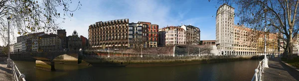 Spanyolország: a Bilbao, a legnagyobb település a baszkföldi autonóm közösség a Nervion-folyó és a paloták és épületek a város látképe — Stock Fotó