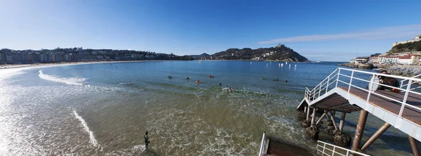 Pays basque, Espagne : la célèbre plage de La Concha dans la ville côtière de Donostia San Sebastian — Photo