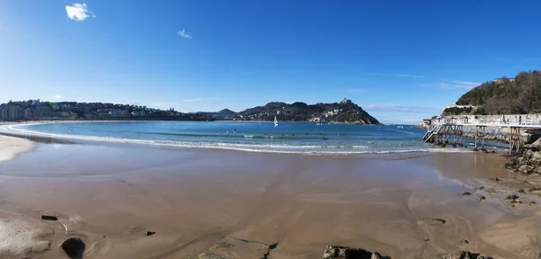 País Basco, Espanha: a famosa praia de La Concha na cidade costeira de Donostia San Sebastian — Fotografia de Stock