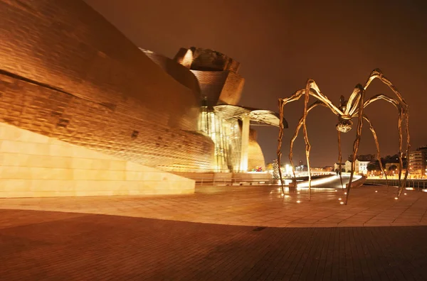 Spain: Nervion River and night skyline of Bilbao with view of the public sculpture Maman, a giant spider made of bronze, stainless steel and marble by the French artist Louise Bourgeois — Φωτογραφία Αρχείου