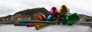İspanya: laleler, Jeff Koons sanatçı tarafından yapılan ve Guggenheim Müzesi Bilbao, dış görünümü Skyline ile bulunan çok renkli balon çiçek heykel bir buket