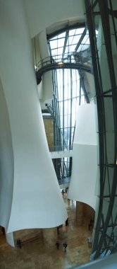 İspanya: Guggenheim Müzesi Bilbao, modern ve Çağdaş Sanat Müzesi iç mimar Frank Gehry tarafından tasarlanmış, çağdaş mimari eserleri arasında en beğenilen