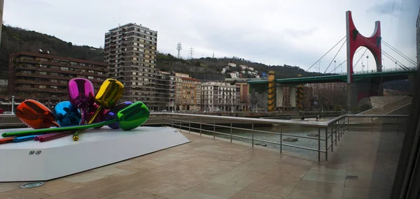 Іспанія: Тюльпани, букет скульптури багатобарвної повітряна куля квіти зроблені художник Джеф Кунс і розташований на зовнішній вигляд Музей Гугенхайма в Більбао, з видом на горизонт — стокове фото