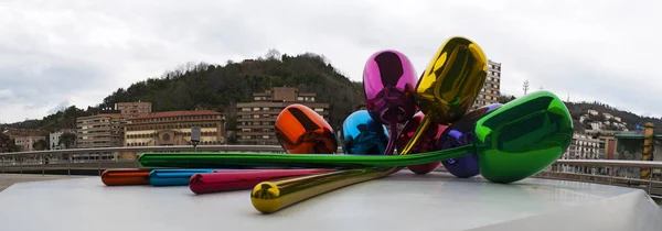 Іспанія: Тюльпани, букет скульптури багатобарвної повітряна куля квіти зроблені художник Джеф Кунс і розташований на зовнішній вигляд Музей Гугенхайма в Більбао, з видом на горизонт — стокове фото