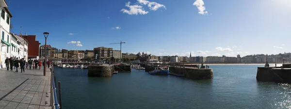 Baskenland: boten in de haven en uitzicht op de skyline van aan de kust van Donostia San Sebastian, de kuststad op de Golf van Biskaje — Stockfoto