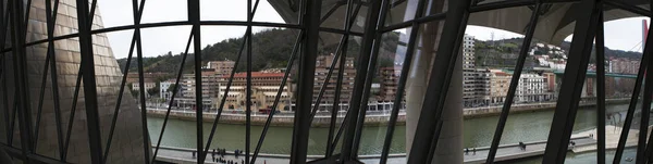 Испания: интерьеры Музея Густава Бильбао, музея современного искусства, спроектированного архитектором Франком Гери, среди самых восхитительных произведений современной архитектуры — стоковое фото