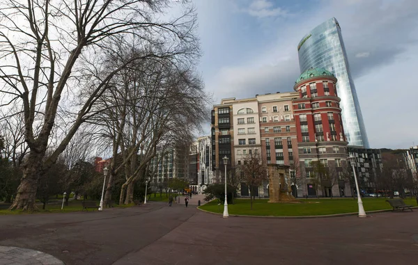 Spanien: Bilbao sett från Dona Casilda Iturrizar park, en offentlig park skapade 1907 och uppkallad efter välgörarinna Casilda Iturrizar som donerade terrängen till staden skyline — Stockfoto