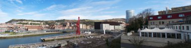 Bask Bölgesi: Bilbao şehir manzarası Museo Maritimo Ria manzaralı, Deniz Müzesi Nervion nehrin sol tarafında bulunan
