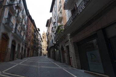 Bask Bölgesi: Pamplona, San Fermin fiesta ile onun koşmak boğa ile şehir Katedrali, Roma Katolik Kilisesi Santa Maria la Real ile sokakları