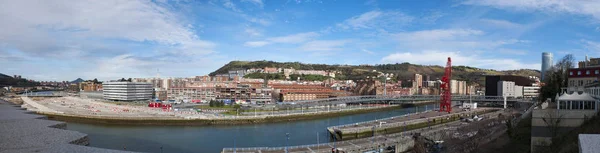 Țara Bascilor: orizontul orașului Bilbao cu vedere la Museo Maritimo Ria, Muzeul Maritim situat pe partea stângă a râului Nervion — Fotografie, imagine de stoc