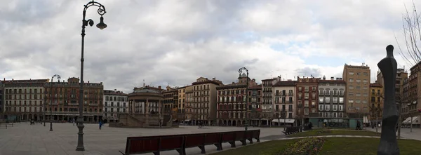 Baskenland: weergave van de paleizen in de Plaza del Castillo, het kasteel plein, het zenuwcentrum van de stad van Pamplona, het podium voor stierengevechten tot 1844 en ontmoetingsplaats voor locals — Stockfoto