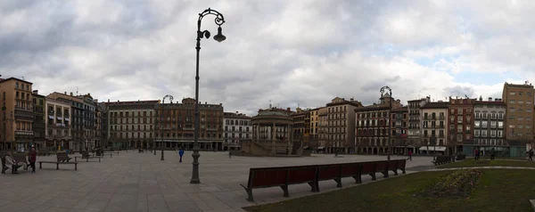 Baskenland: weergave van de paleizen in de Plaza del Castillo, het kasteel plein, het zenuwcentrum van de stad van Pamplona, het podium voor stierengevechten tot 1844 en ontmoetingsplaats voor locals — Stockfoto