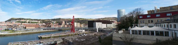 Pays basque : l'horizon de la ville de Bilbao avec vue sur le Museo Maritimo Ria, le musée maritime situé sur le côté gauche de la rivière Nervion — Photo