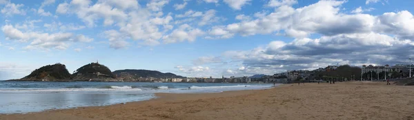 Basque Country: the famous beach of La Concha in Donostia San Sebastian, the coastal city on the Bay of Biscay — Stock Photo, Image