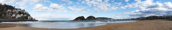 Baskien: den berömda stranden i La Concha i Donostia San Sebastian, denna kuststad på Biscayabukten — Stockfoto