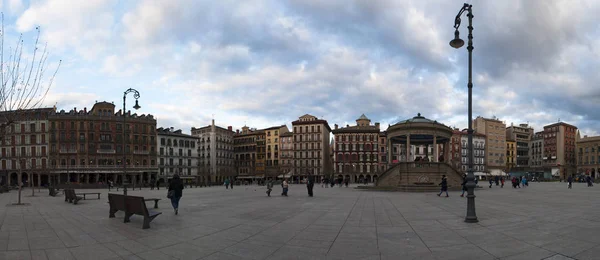 Baskenland: weergave van de paleizen in de Plaza del Castillo, het kasteel plein, het zenuwcentrum van de stad van Pamplona, het podium voor stierengevechten tot 1844 en ontmoetingsplaats voor locals — Stockfoto