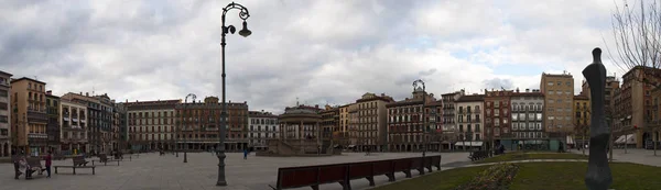 Baskenland: weergave van de paleizen in de Plaza del Castillo, het kasteel plein, het zenuwcentrum van de stad van Pamplona, het podium voor stierengevechten tot 1844 en ontmoetingsplaats voor locals — Stockfoto