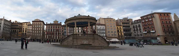 Baskenland: Blick auf die Paläste auf der Plaza del Castillo, dem Burgplatz, dem Nervenzentrum der Stadt Pamplona, Bühne für Stierkämpfe bis 1844 und Treffpunkt für Einheimische — Stockfoto