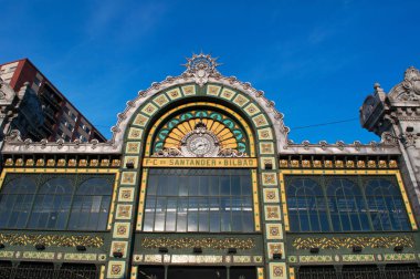 Bask Ülkesi, İspanya: Bilbao Concordia istasyonu, Modernist Art Nouveau tarzında inşa ve Bilbao Santander istasyonu olarak bilinen görünümünü iki şehir dar hat demiryolu ile bağlar.